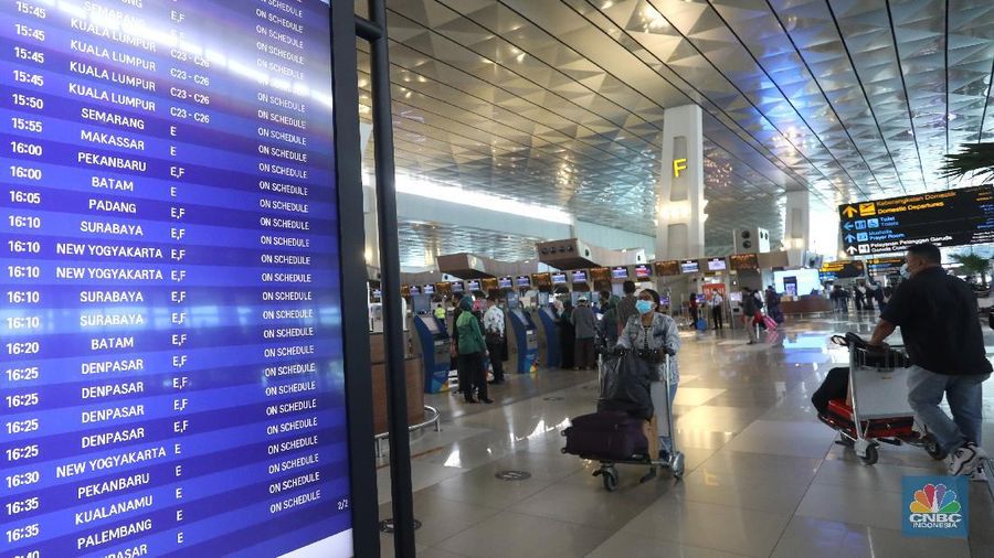 Calon penumpang berjalan di Terminal 3 Bandara Soekarno Hatta, Tangerang, Banten, Jumat (18/12/2020). PT Angkasa Pura II (Persero) memprediksi lalu lintas angkutan udara sebanyak 2,1 juta penumpang pada periode angkutan Natal dan Tahun Baru 2021. (CNBC Indonesia/Andrean Kristianto)