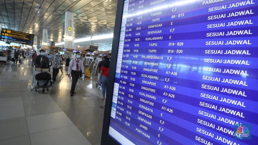 Calon penumpang berjalan di Terminal 3 Bandara Soekarno Hatta, Tangerang, Banten, Jumat (18/12/2020). PT Angkasa Pura II (Persero) memprediksi lalu lintas angkutan udara sebanyak 2,1 juta penumpang pada periode angkutan Natal dan Tahun Baru 2021. (CNBC Indonesia/Andrean Kristianto)