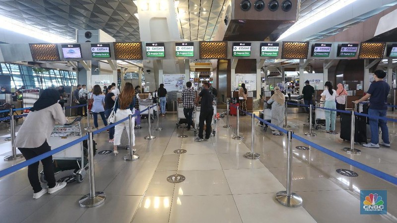 Calon penumpang berjalan di Terminal 3 Bandara Soekarno Hatta, Tangerang, Banten, Jumat (18/12/2020). PT Angkasa Pura II (Persero) memprediksi lalu lintas angkutan udara sebanyak 2,1 juta penumpang pada periode angkutan Natal dan Tahun Baru 2021. (CNBC Indonesia/Andrean Kristianto)