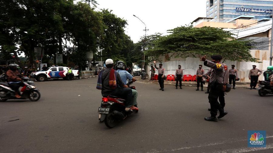 Petugas kepolisian melakukan penyekatan aksi 1812 di Jl. Budi Kemuliaan, Jakarta Pusat, Jumat (18/12/2020). (CNBC Indonesia/Tri Susilo)