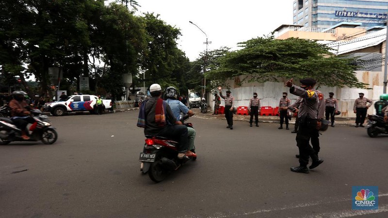 Petugas kepolisian melakukan penyekatan aksi 1812 di Jl. Budi Kemuliaan, Jakarta Pusat, Jumat (18/12/2020). (CNBC Indonesia/Tri Susilo)