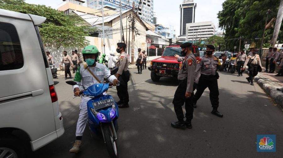 Petugas kepolisian melakukan penyekatan aksi 1812 di Jl. Budi Kemuliaan, Jakarta Pusat, Jumat (18/12/2020). (CNBC Indonesia/Tri Susilo)