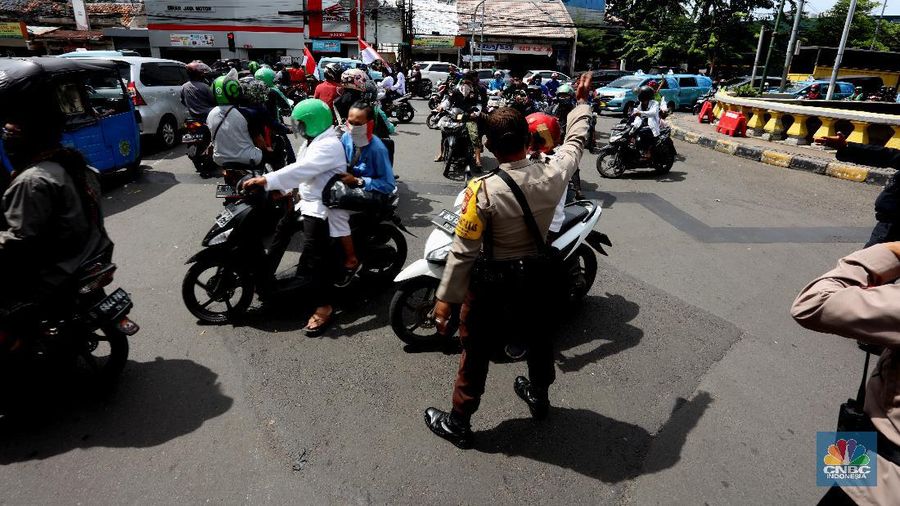 Petugas kepolisian melakukan penyekatan aksi 1812 di Jl. Budi Kemuliaan, Jakarta Pusat, Jumat (18/12/2020). (CNBC Indonesia/Tri Susilo)