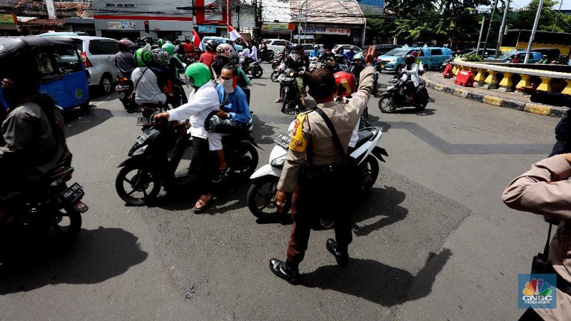 Petugas kepolisian melakukan penyekatan aksi 1812 di Jl. Budi Kemuliaan, Jakarta Pusat, Jumat (18/12/2020). (CNBC Indonesia/Tri Susilo)