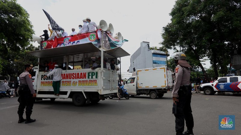 Petugas kepolisian melakukan penyekatan aksi 1812 di Jl. Budi Kemuliaan, Jakarta Pusat, Jumat (18/12/2020). (CNBC Indonesia/Tri Susilo)
