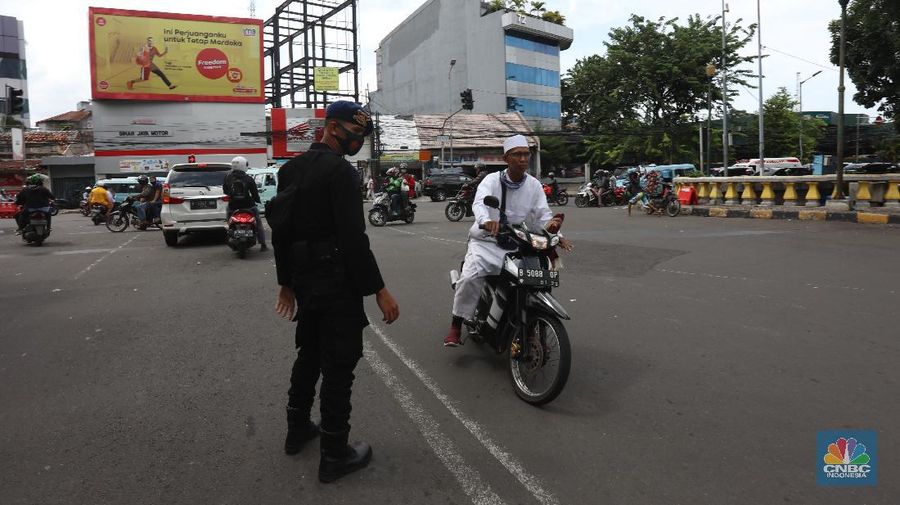 Petugas kepolisian melakukan penyekatan aksi 1812 di Jl. Budi Kemuliaan, Jakarta Pusat, Jumat (18/12/2020). (CNBC Indonesia/Tri Susilo)
