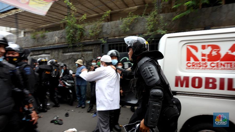 Polisi membubarkan massa aksi 1812 di Abdul Muis, Jakarta Pusat, Jumat (18/12/2020). Petugas pengaman dari satuan Brimob dan Polri memukul mundur aksi massa yang akan menerobos masuk brigader polisi. (CNBC Indonesia/Tri Susilo)