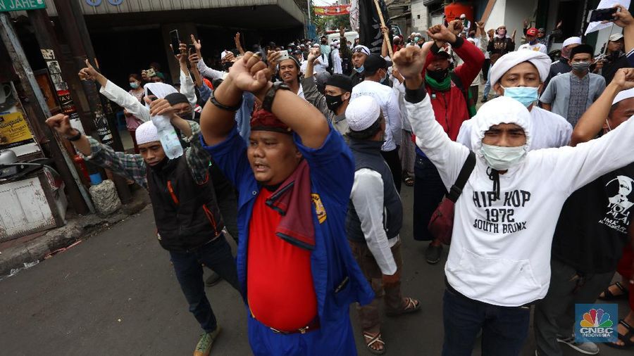 Polisi membubarkan massa aksi 1812 di Abdul Muis, Jakarta Pusat, Jumat (18/12/2020). Petugas pengaman dari satuan Brimob dan Polri memukul mundur aksi massa yang akan menerobos masuk brigader polisi. (CNBC Indonesia/Tri Susilo)