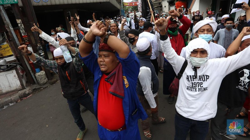 Polisi membubarkan massa aksi 1812 di Abdul Muis, Jakarta Pusat, Jumat (18/12/2020). Petugas pengaman dari satuan Brimob dan Polri memukul mundur aksi massa yang akan menerobos masuk brigader polisi. (CNBC Indonesia/Tri Susilo)