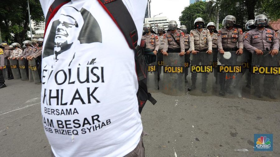 Polisi membubarkan massa aksi 1812 di Abdul Muis, Jakarta Pusat, Jumat (18/12/2020). Petugas pengaman dari satuan Brimob dan Polri memukul mundur aksi massa yang akan menerobos masuk brigader polisi. (CNBC Indonesia/Tri Susilo)