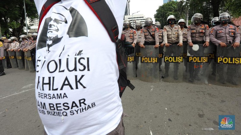 Polisi membubarkan massa aksi 1812 di Abdul Muis, Jakarta Pusat, Jumat (18/12/2020). Petugas pengaman dari satuan Brimob dan Polri memukul mundur aksi massa yang akan menerobos masuk brigader polisi. (CNBC Indonesia/Tri Susilo)