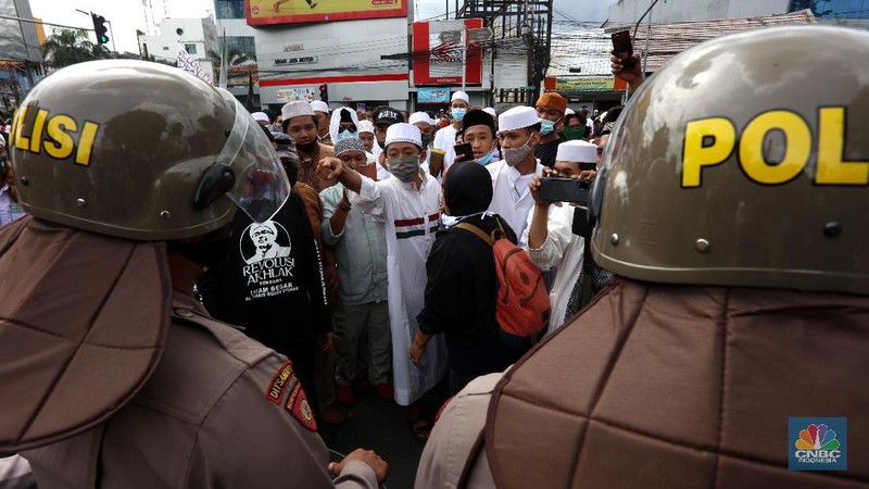 Polisi membubarkan massa aksi 1812 di Abdul Muis, Jakarta Pusat, Jumat (18/12/2020). Petugas pengaman dari satuan Brimob dan Polri memukul mundur aksi massa yang akan menerobos masuk brigader polisi. (CNBC Indonesia/Tri Susilo)