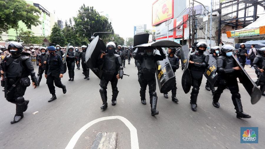 Polisi membubarkan massa aksi 1812 di Abdul Muis, Jakarta Pusat, Jumat (18/12/2020). Petugas pengaman dari satuan Brimob dan Polri memukul mundur aksi massa yang akan menerobos masuk brigader polisi. (CNBC Indonesia/Tri Susilo)
