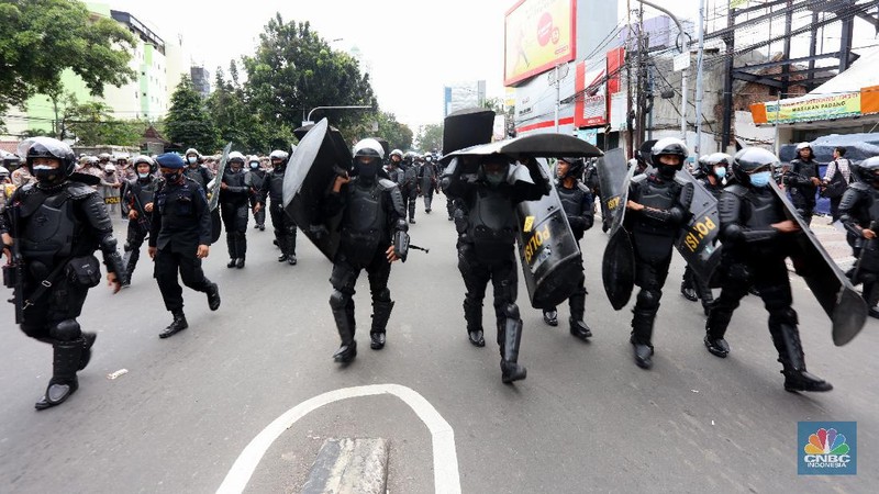 Polisi membubarkan massa aksi 1812 di Abdul Muis, Jakarta Pusat, Jumat (18/12/2020). Petugas pengaman dari satuan Brimob dan Polri memukul mundur aksi massa yang akan menerobos masuk brigader polisi. (CNBC Indonesia/Tri Susilo)