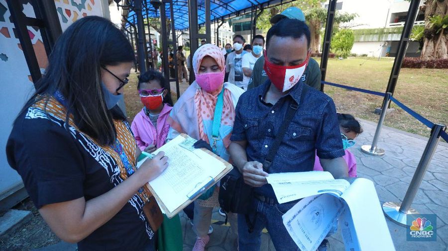 Sejumlah penumpang mengantre untuk melakukan pemeriksaan kesehatan Rapid Antigen dan Swab PCR di Terminal 3, Soekarno Hatta, Jumat (18/12/2020).  (CNBC Indonesia/Andrean Kristianto)