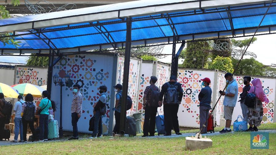 Sejumlah penumpang mengantre untuk melakukan pemeriksaan kesehatan Rapid Antigen dan Swab PCR di Terminal 3, Soekarno Hatta, Jumat (18/12/2020).  (CNBC Indonesia/Andrean Kristianto)