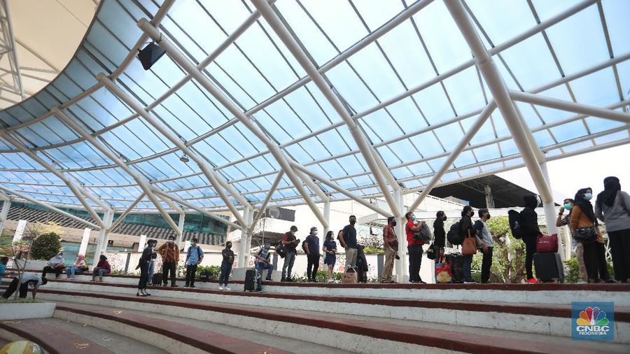 Sejumlah penumpang mengantre untuk melakukan pemeriksaan kesehatan Rapid Antigen dan Swab PCR di Terminal 3, Soekarno Hatta, Jumat (18/12/2020). (CNBC Indonesia/Andrean Kristianto)