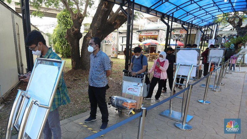 Sejumlah penumpang mengantre untuk melakukan pemeriksaan kesehatan Rapid Antigen dan Swab PCR di Terminal 3, Soekarno Hatta, Jumat (18/12/2020).  (CNBC Indonesia/Andrean Kristianto)