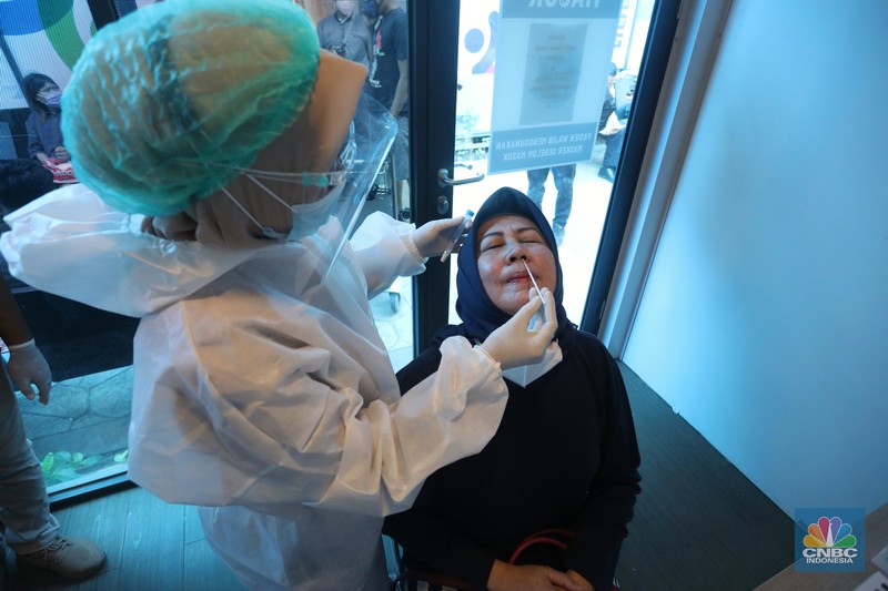 Warga mengantre untuk melakukan pemeriksaan swab antigen di Klinik dan Lab Kirana Medika, kawasan Warung Buncit, Jakarta, Jumat (25/6/2021)..Di saat pandemi seperti ini pemeriksaan swab merupakan hal yang penting untuk mengetahui proses tracking virus corona agar penyebarannya dapat terdeteksi. (CNBC Indonesia/Andrean Kristianto) Warga mengantre untuk melakukan pemeriksaan swab antigen di Klinik dan Lab Kirana Medika, kawasan Warung Buncit, Jakarta, Jumat (25/6/2021)..Di saat pandemi seperti ini pemeriksaan swab merupakan hal yang penting untuk mengetahui proses tracking virus corona agar penyebarannya dapat terdeteksi. (CNBC Indonesia/Andrean Kristianto)