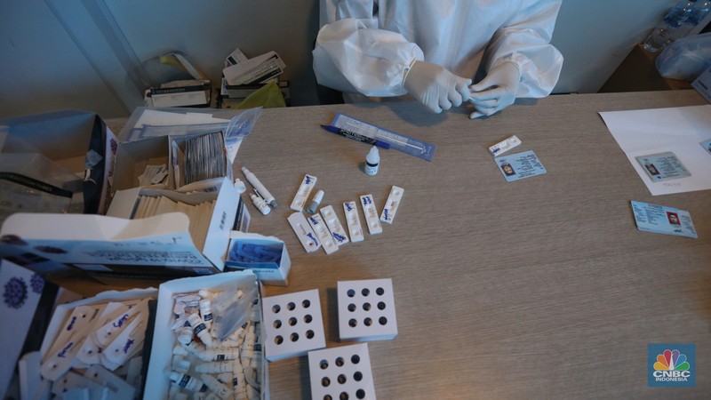 Warga mengantre untuk melakukan pemeriksaan swab antigen di Klinik dan Lab Kirana Medika, kawasan Warung Buncit, Jakarta, Jumat (25/6/2021)..Di saat pandemi seperti ini pemeriksaan swab merupakan hal yang penting untuk mengetahui proses tracking virus corona agar penyebarannya dapat terdeteksi. (CNBC Indonesia/Andrean Kristianto) Warga mengantre untuk melakukan pemeriksaan swab antigen di Klinik dan Lab Kirana Medika, kawasan Warung Buncit, Jakarta, Jumat (25/6/2021)..Di saat pandemi seperti ini pemeriksaan swab merupakan hal yang penting untuk mengetahui proses tracking virus corona agar penyebarannya dapat terdeteksi. (CNBC Indonesia/Andrean Kristianto)