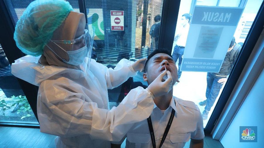 Sejumlah penumpang mengantre untuk melakukan pemeriksaan kesehatan Rapid Antigen dan Swab PCR di Terminal 3, Soekarno Hatta, Jumat (18/12/2020). (²©²ÊÍøÕ¾/Andrean Kristianto)