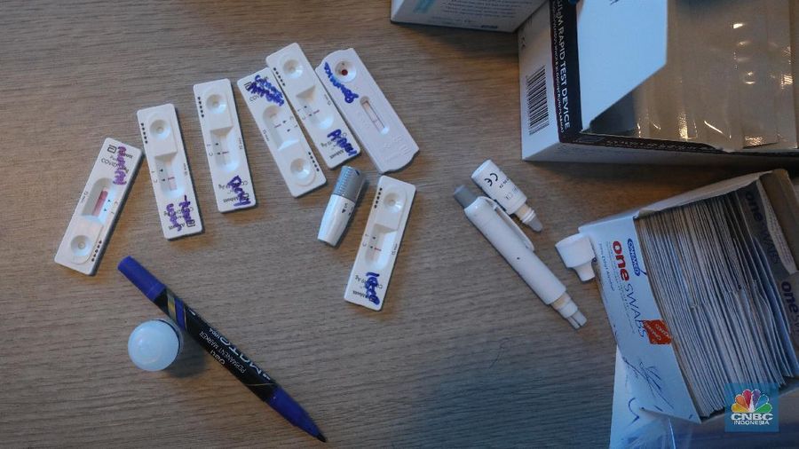 Sejumlah penumpang mengantre untuk melakukan pemeriksaan kesehatan Rapid Antigen dan Swab PCR di Terminal 3, Soekarno Hatta, Jumat (18/12/2020).  (CNBC Indonesia/Andrean Kristianto)