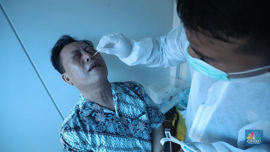 Sejumlah penumpang mengantre untuk melakukan pemeriksaan kesehatan Rapid Antigen dan Swab PCR di Terminal 3, Soekarno Hatta, Jumat (18/12/2020).  (CNBC Indonesia/Andrean Kristianto)