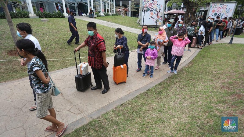 Sejumlah penumpang mengantre untuk melakukan pemeriksaan kesehatan Rapid Antigen dan Swab PCR di Terminal 3, Soekarno Hatta, Jumat (18/12/2020).  (CNBC Indonesia/Andrean Kristianto)
