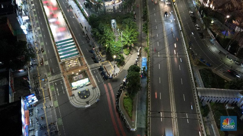 Tampak suasana lalu lintas Simpang Senen yang terlihat warna-warni di Kawasan Senen, Jakarta, Rabu (16/12/2020). Revitalisasi kawasan tersebut guna merubah stigma kumuh menjadi modern dan ramah pejalan kaki. (CNBC Indonesia/ Andrean Kristianto)