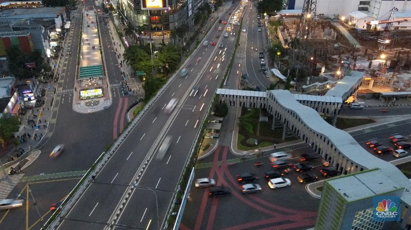 Tampak suasana lalu lintas Simpang Senen yang terlihat warna-warni di Kawasan Senen, Jakarta, Rabu (16/12/2020). Revitalisasi kawasan tersebut guna merubah stigma kumuh menjadi modern dan ramah pejalan kaki. (CNBC Indonesia/ Andrean Kristianto)