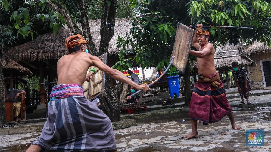 Dua orang petarung memperagakan kesenian khas yang dimiliki masyarakat Lombok, Presean. Seni tradisi ini dilakukan dengan cara adu ketangkasan.

Peresean adalah pertarungan antara dua lelaki yang bersenjatakan tongkat rotan (penjalin) dan berperisai kulit kerbau yang tebal dan keras (perisai disebut ende). Tradisi ini dilakukan oleh masyarakat suku Sasak.

Tradisi ini dilakukan dengan menggunakan penjalin, terbuat dari rotan yang dibaluri aspal hitam dan di dalamnya terdapat pecahan beling yang diikat dengan benang bola warna putih. Penjalin digunakan sebagai alat untuk saling memukul. Ukuran panjangnya sekitar 1,5 meter. (CNBC Indonesia/ Andrean Kristianto)