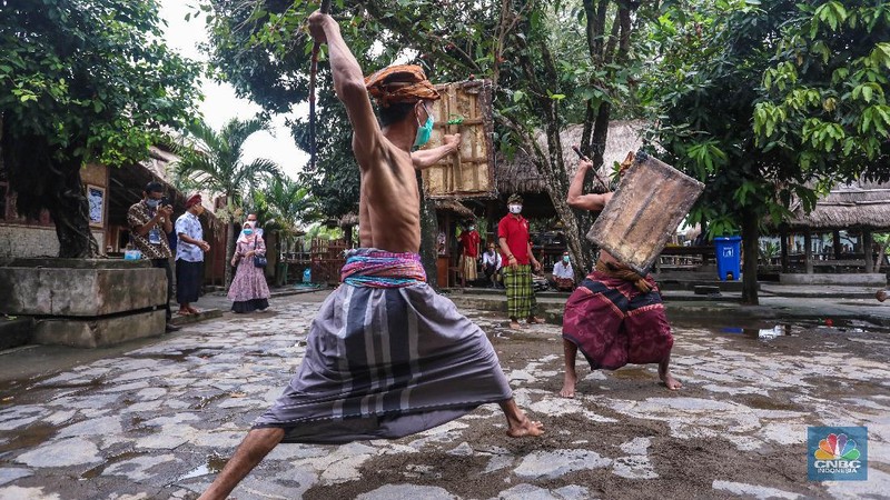 Dua orang petarung memperagakan kesenian khas yang dimiliki masyarakat Lombok, Presean. Seni tradisi ini dilakukan dengan cara adu ketangkasan.

Peresean adalah pertarungan antara dua lelaki yang bersenjatakan tongkat rotan (penjalin) dan berperisai kulit kerbau yang tebal dan keras (perisai disebut ende). Tradisi ini dilakukan oleh masyarakat suku Sasak.

Tradisi ini dilakukan dengan menggunakan penjalin, terbuat dari rotan yang dibaluri aspal hitam dan di dalamnya terdapat pecahan beling yang diikat dengan benang bola warna putih. Penjalin digunakan sebagai alat untuk saling memukul. Ukuran panjangnya sekitar 1,5 meter. (CNBC Indonesia/ Andrean Kristianto)