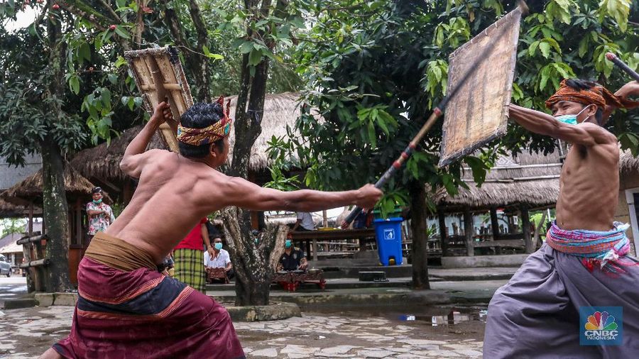 Dua orang petarung memperagakan kesenian khas yang dimiliki masyarakat Lombok, Presean. Seni tradisi ini dilakukan dengan cara adu ketangkasan.

Peresean adalah pertarungan antara dua lelaki yang bersenjatakan tongkat rotan (penjalin) dan berperisai kulit kerbau yang tebal dan keras (perisai disebut ende). Tradisi ini dilakukan oleh masyarakat suku Sasak.

Tradisi ini dilakukan dengan menggunakan penjalin, terbuat dari rotan yang dibaluri aspal hitam dan di dalamnya terdapat pecahan beling yang diikat dengan benang bola warna putih. Penjalin digunakan sebagai alat untuk saling memukul. Ukuran panjangnya sekitar 1,5 meter. (CNBC Indonesia/ Andrean Kristianto)