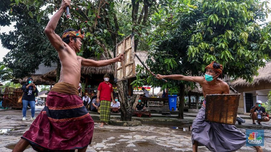 Dua orang petarung memperagakan kesenian khas yang dimiliki masyarakat Lombok, Presean. Seni tradisi ini dilakukan dengan cara adu ketangkasan.

Peresean adalah pertarungan antara dua lelaki yang bersenjatakan tongkat rotan (penjalin) dan berperisai kulit kerbau yang tebal dan keras (perisai disebut ende). Tradisi ini dilakukan oleh masyarakat suku Sasak.

Tradisi ini dilakukan dengan menggunakan penjalin, terbuat dari rotan yang dibaluri aspal hitam dan di dalamnya terdapat pecahan beling yang diikat dengan benang bola warna putih. Penjalin digunakan sebagai alat untuk saling memukul. Ukuran panjangnya sekitar 1,5 meter. (CNBC Indonesia/ Andrean Kristianto)
