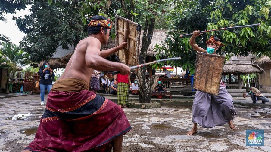 Dua orang petarung memperagakan kesenian khas yang dimiliki masyarakat Lombok, Presean. Seni tradisi ini dilakukan dengan cara adu ketangkasan.

Peresean adalah pertarungan antara dua lelaki yang bersenjatakan tongkat rotan (penjalin) dan berperisai kulit kerbau yang tebal dan keras (perisai disebut ende). Tradisi ini dilakukan oleh masyarakat suku Sasak.

Tradisi ini dilakukan dengan menggunakan penjalin, terbuat dari rotan yang dibaluri aspal hitam dan di dalamnya terdapat pecahan beling yang diikat dengan benang bola warna putih. Penjalin digunakan sebagai alat untuk saling memukul. Ukuran panjangnya sekitar 1,5 meter. (CNBC Indonesia/ Andrean Kristianto)