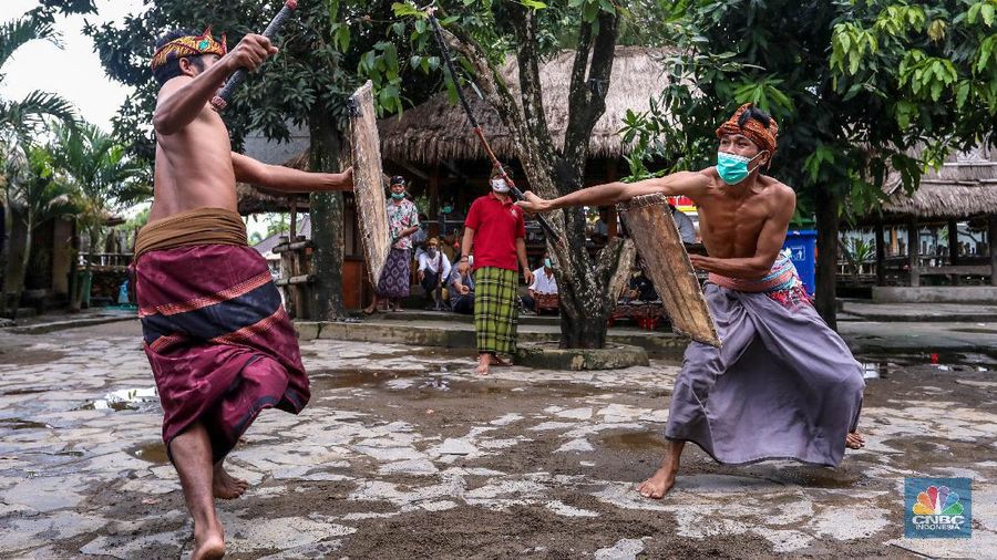 Dua orang petarung memperagakan kesenian khas yang dimiliki masyarakat Lombok, Presean. Seni tradisi ini dilakukan dengan cara adu ketangkasan.

Peresean adalah pertarungan antara dua lelaki yang bersenjatakan tongkat rotan (penjalin) dan berperisai kulit kerbau yang tebal dan keras (perisai disebut ende). Tradisi ini dilakukan oleh masyarakat suku Sasak.

Tradisi ini dilakukan dengan menggunakan penjalin, terbuat dari rotan yang dibaluri aspal hitam dan di dalamnya terdapat pecahan beling yang diikat dengan benang bola warna putih. Penjalin digunakan sebagai alat untuk saling memukul. Ukuran panjangnya sekitar 1,5 meter. (CNBC Indonesia/ Andrean Kristianto)