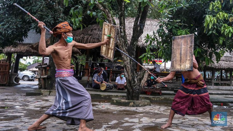 Dua orang petarung memperagakan kesenian khas yang dimiliki masyarakat Lombok, Presean. Seni tradisi ini dilakukan dengan cara adu ketangkasan.

Peresean adalah pertarungan antara dua lelaki yang bersenjatakan tongkat rotan (penjalin) dan berperisai kulit kerbau yang tebal dan keras (perisai disebut ende). Tradisi ini dilakukan oleh masyarakat suku Sasak.

Tradisi ini dilakukan dengan menggunakan penjalin, terbuat dari rotan yang dibaluri aspal hitam dan di dalamnya terdapat pecahan beling yang diikat dengan benang bola warna putih. Penjalin digunakan sebagai alat untuk saling memukul. Ukuran panjangnya sekitar 1,5 meter. (CNBC Indonesia/ Andrean Kristianto)