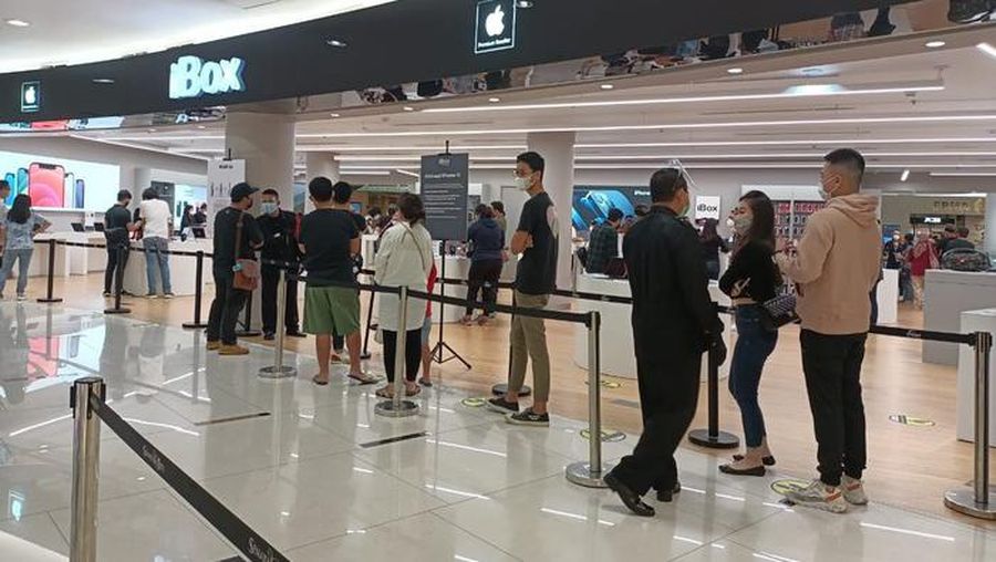 Antrian iPhone12 (Pradita Utama via Detikcom)