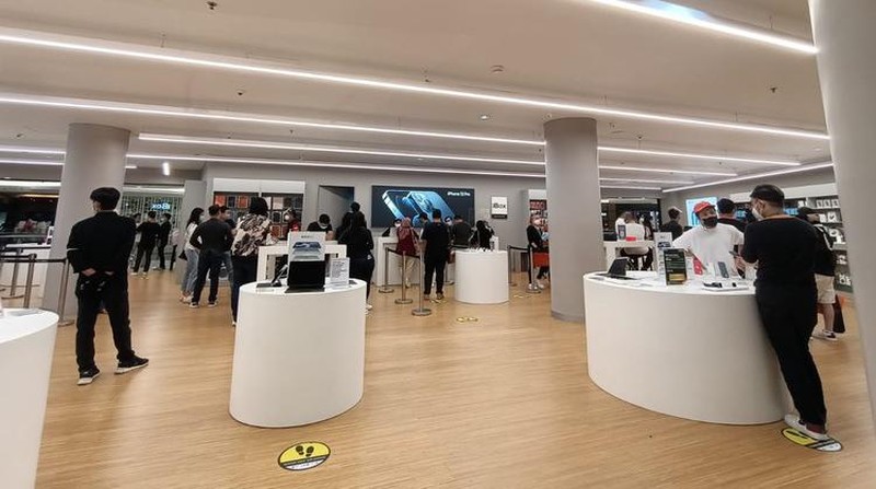 Antrian iPhone12 (Pradita Utama via Detikcom)