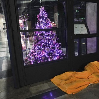 Sedih! Miskin, Warga Negerinya Balotelli Tidur di Emperan Mal