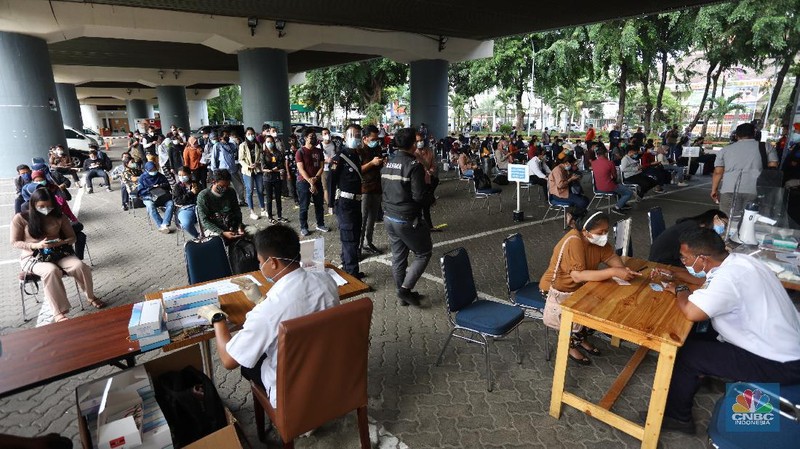 Puluhan warga menganteri layanan rapid tes antigen di Stasiun Gambir, Jakarta Pusat, Senin (21/12/2020). PT Kereta Api Indonesia (KAI) menyediakan layanan rapid tes antigen seharga Rp.105.000 untuk calon pemumpang. (CNBC Indonesia/Tri Susilo) 
Pantauan CNBC Indonesia anterian mengular hingga ke taman stasiun gambir.  (CNBC Indonesia/ Tri Susilo)