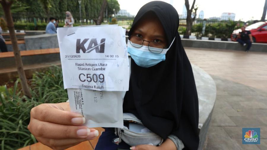 Antrean Layanan Rapid Test Antigen di Stasiun Gambi