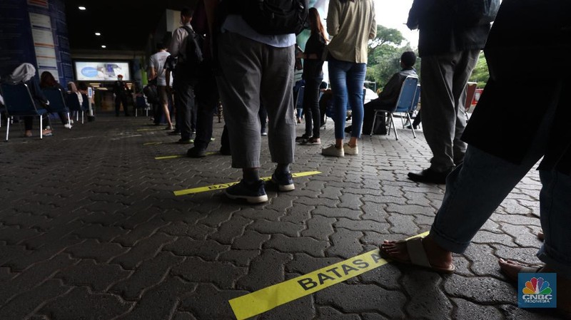 Puluhan warga menganteri layanan rapid tes antigen di Stasiun Gambir, Jakarta Pusat, Senin (21/12/2020). PT Kereta Api Indonesia (KAI) menyediakan layanan rapid tes antigen seharga Rp.105.000 untuk calon pemumpang. (CNBC Indonesia/Tri Susilo) 
Pantauan CNBC Indonesia anterian mengular hingga ke taman stasiun gambir.  (CNBC Indonesia/ Tri Susilo)