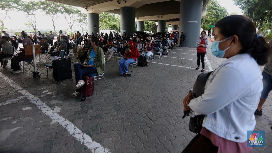 Puluhan warga menganteri layanan rapid tes antigen di Stasiun Gambir, Jakarta Pusat, Senin (21/12/2020). PT Kereta Api Indonesia (KAI) menyediakan layanan rapid tes antigen seharga Rp.105.000 untuk calon pemumpang. (CNBC Indonesia/Tri Susilo) 
Pantauan CNBC Indonesia anterian mengular hingga ke taman stasiun gambir.  (CNBC Indonesia/ Tri Susilo)