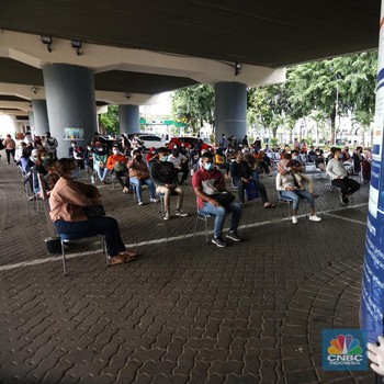Ramai! Penumpang KA di Gambir Rela Antre Rapid Test Antigen