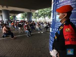 Ramai! Penumpang KA di Gambir Rela Antre Rapid Test Antigen