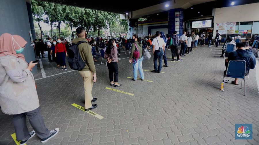Puluhan warga menganteri layanan rapid tes antigen di Stasiun Gambir, Jakarta Pusat, Senin (21/12/2020). PT Kereta Api Indonesia (KAI) menyediakan layanan rapid tes antigen seharga Rp.105.000 untuk calon pemumpang. (CNBC Indonesia/Tri Susilo) 
Pantauan CNBC Indonesia anterian mengular hingga ke taman stasiun gambir.  (CNBC Indonesia/ Tri Susilo)