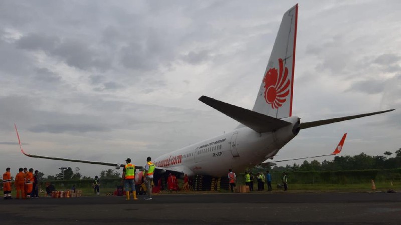 Evakuasi Pesawat Lion Air Boeing 737-900ER registrasi PK-LGP yang tergelincir di Bandara Radin Inten II, Tanjung Karang, Lampung pada hari ini, Senin (21/12/2020). (Dok. Lion Air)