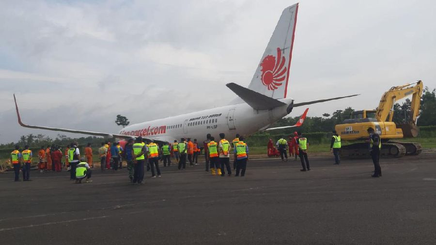 Evakuasi Pesawat Lion Air Boeing 737-900ER registrasi PK-LGP yang tergelincir di Bandara Radin Inten II, Tanjung Karang, Lampung pada hari ini, Senin (21/12/2020). (Dok. Lion Air)