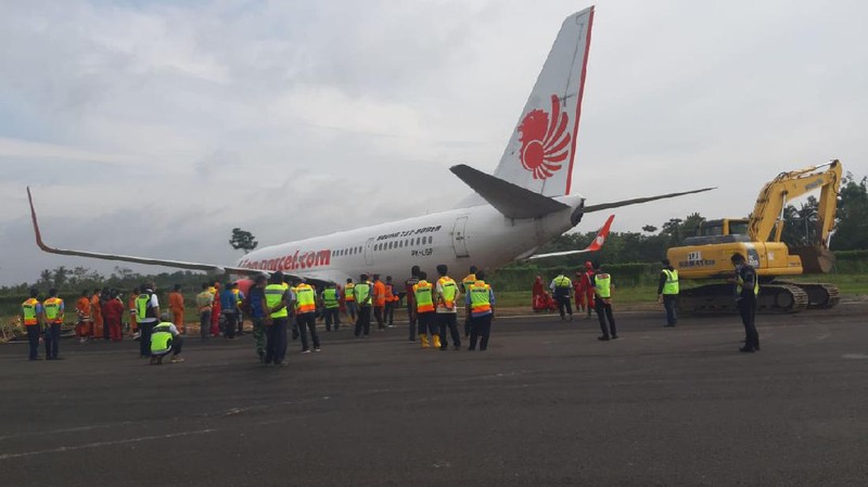 Evakuasi Pesawat Lion Air Boeing 737-900ER registrasi PK-LGP yang tergelincir di Bandara Radin Inten II, Tanjung Karang, Lampung pada hari ini, Senin (21/12/2020). (Dok. Lion Air)